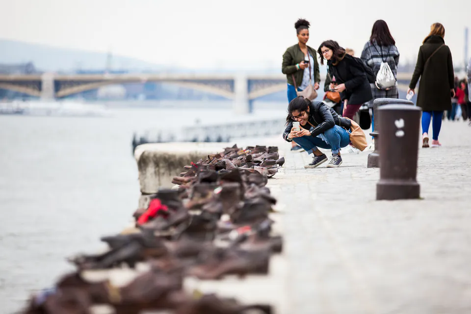 Shoes on the Danube Bank — Photography Guide