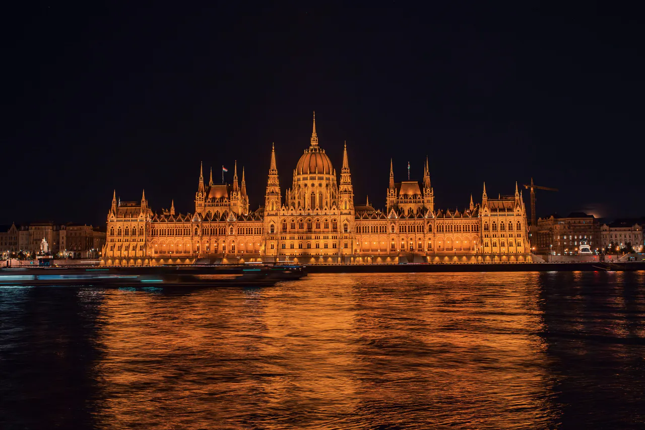 Budapest: Unlimited Prosecco, Beer & Aperol Spritz Cruise