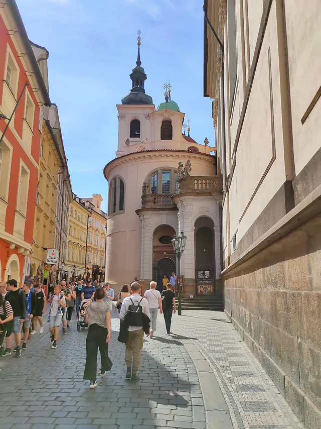 Prague’s Essential Free Tour: Old Town + Jewish Quarter — Josefov: The Architecture of Resilience and Erasure