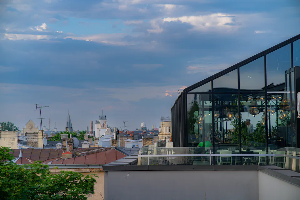 DupleX, The Rooftop Club — Architectural Dichotomy: The Glass Cube within Nové Město