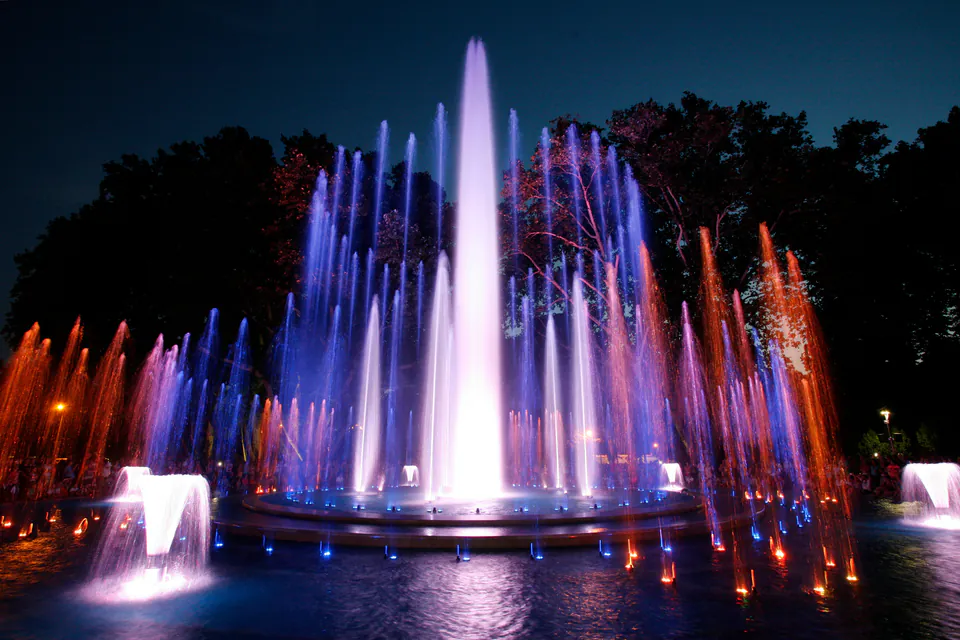 Musical fountain show at Margaret Island with families watching water display