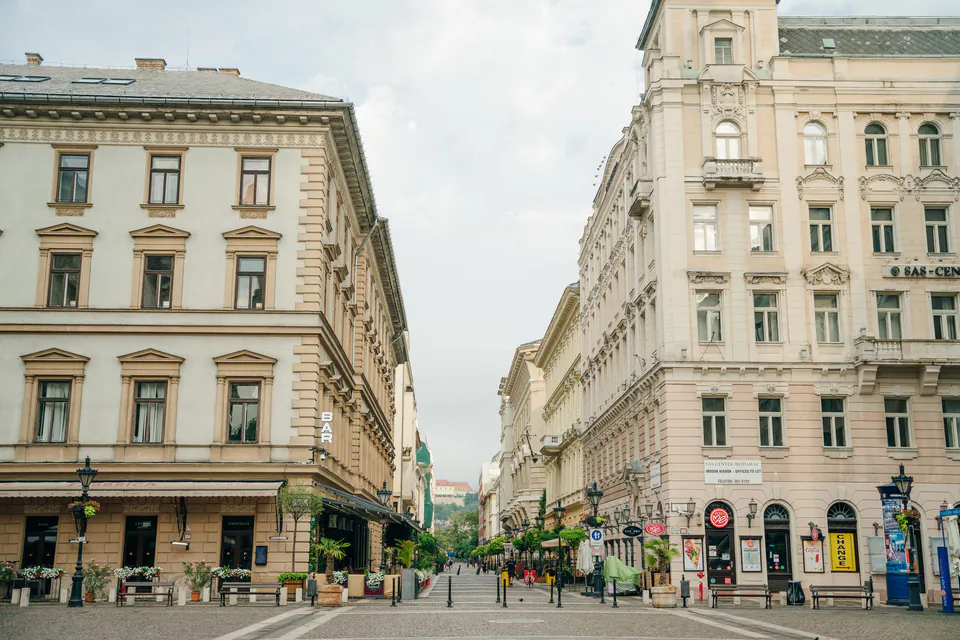 Café Vian Liszt Ferenc tér — Why Locals Love It