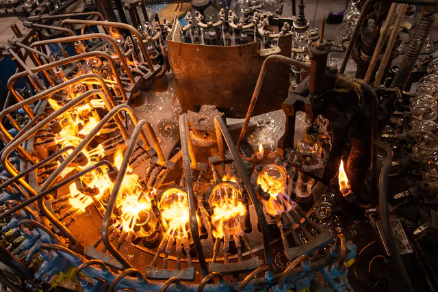 PRAGL - Prague Glass Experience — Precision and Micro-Crafting: The Mechanics of Torch Work