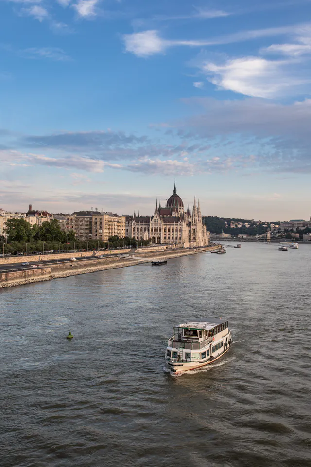 Budapest: 1-Hour Highlights Cruise with Welcome Drink — What's Included