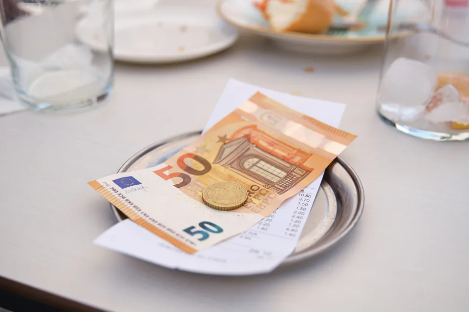 Vienna Dining Etiquette & Tipping: A Comprehensive Local Guide — The Mechanics of Tipping: 'Stimmt So' and Beyond
