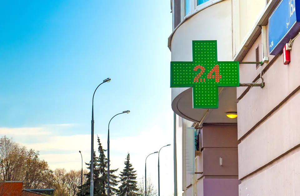 24-hour pharmacy sign in Budapest