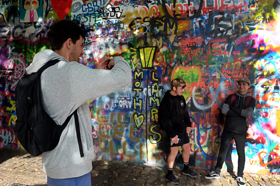 Alternative Prague Tours — Aerosol Linguistics and the Feminist Vanguard in Graffiti Culture