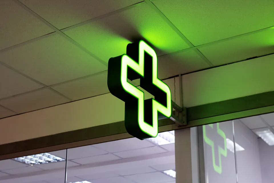 Vienna 紧急联系方式与服务:旅行者完整指南 — 深夜药房服务 (Nachtapotheken)