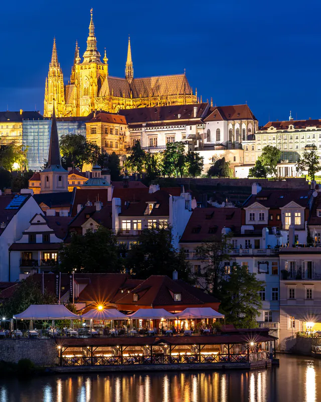Prague Riverside Parties — The Evolution of the Prague Pub Crawl and the Mobile Bar Economy