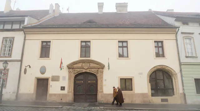 Várnegyed (Castle District) — Shopping & Markets