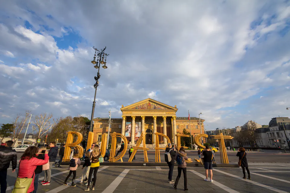 Museum of Fine Arts exterior with 'BUDAPEST' letters and visitors taking photos