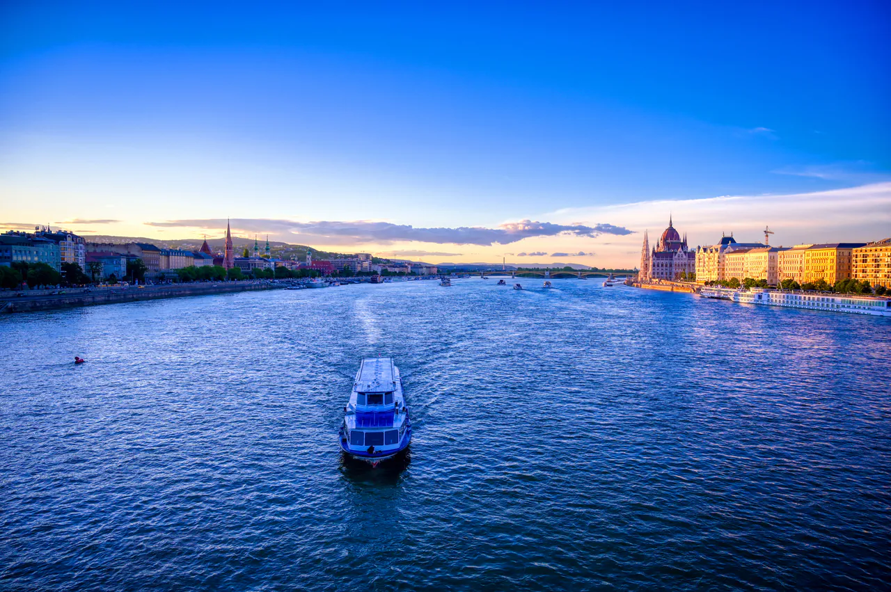 Budapest River Cruise with Tokaj Frizzante & Audio Guide