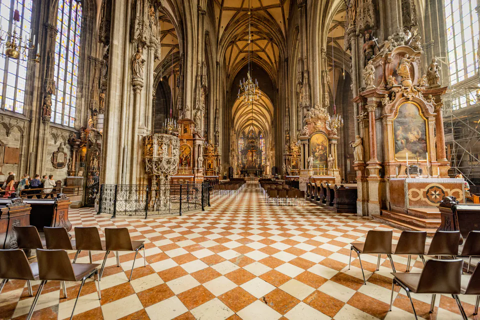 圣斯蒂芬大教堂 — 内部景观与艺术