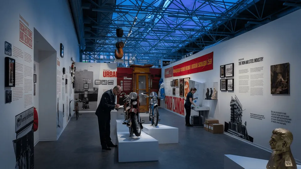 Muzeum komunismu (Museum of Communism) — The Three-Act Tragedy: Ideological Inception and The Dream
