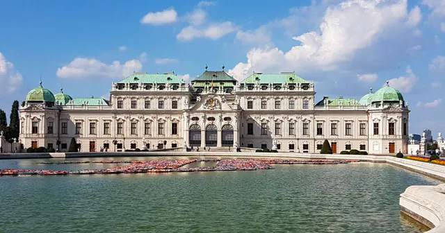 Barrierefreier Reiseführer Wien: Unterwegs im Access City Award Gewinner 2025 — Barrierefreiheit am Flughafen und verborgene Beeinträchtigungen