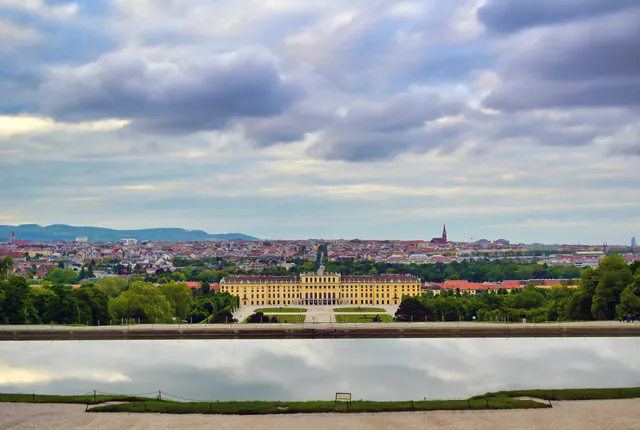 维也纳 24 小时完美之旅：内行人的一日游攻略 — 下午（3:00 PM）：Schönbrunn Palace 的宏伟壮丽