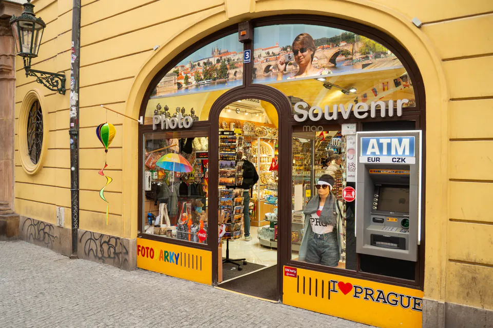 Prague Budget Guide: Old Town Hall & Local Itineraries — Smart Transit & Avoiding Money Traps
