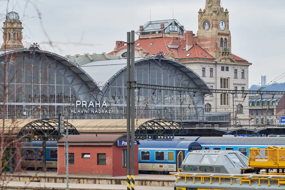 Praha hlavní nádraží — The Architectural Dichotomy: From Brutalism to the Belle Époque