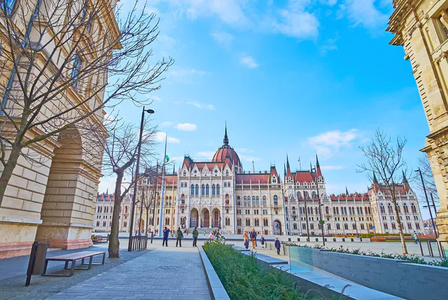 Budapest Walking Tour: Parliament and Shoes Memorial — Practical Tips