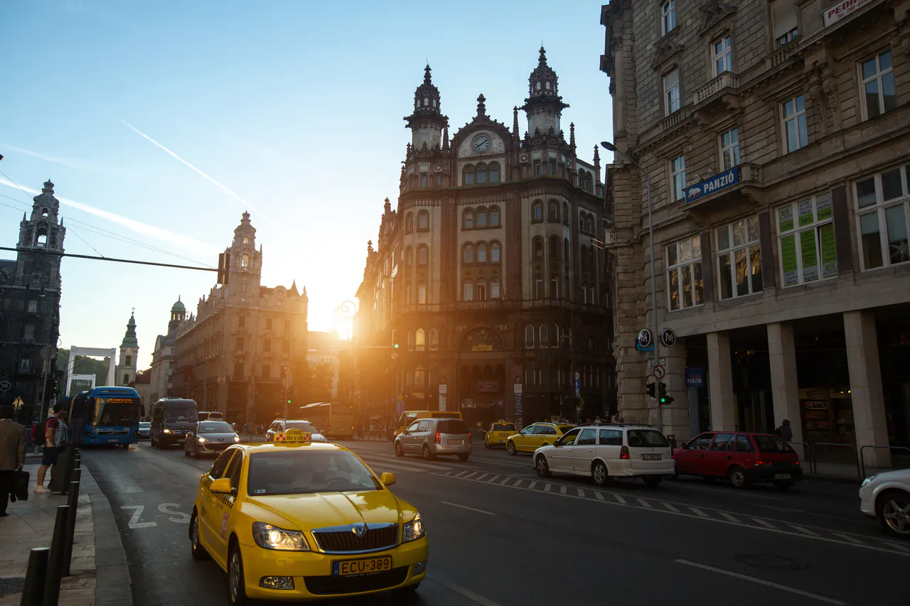 Navigating the Yellow Sea: The Complete Guide to Taxis and Rideshare in Budapest