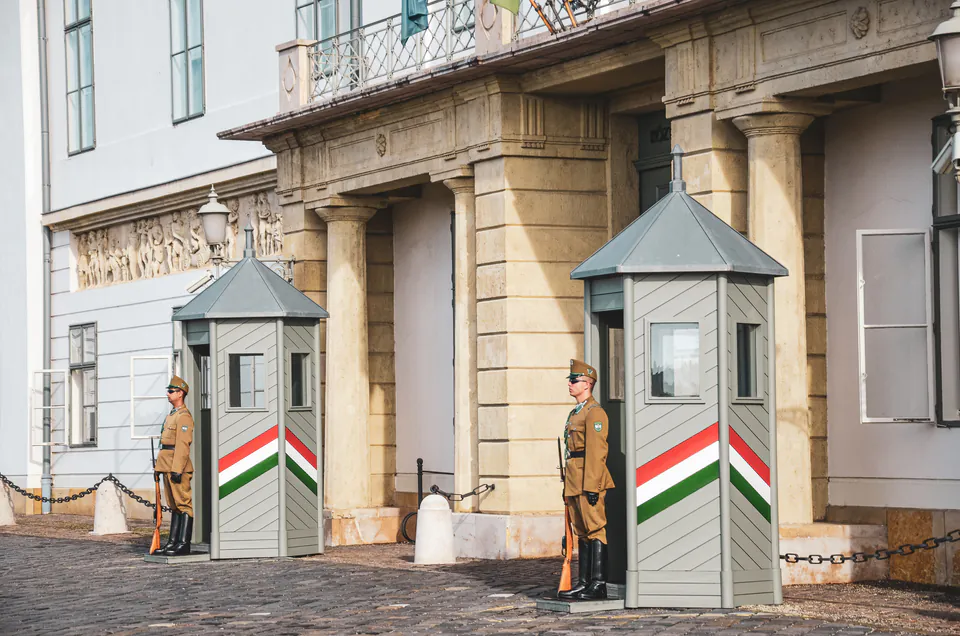 Várnegyed (Castle District) — Safety & Practical Tips