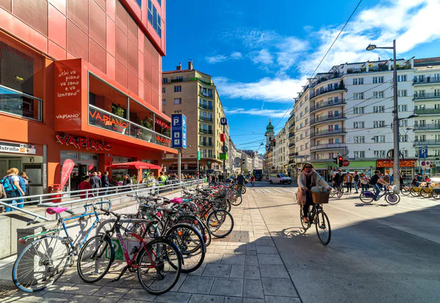 超越环城大道：深度探索者的维也纳 5 日终极行程 — 第 2 天：Schönbrunn 攻略与地道市集