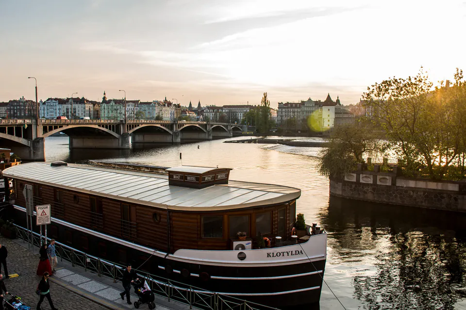 Jazz Boat — Skyline Views Along the Route