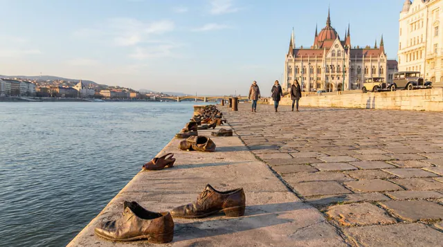 Budapest Walking Tour: Parliament and Shoes Memorial
