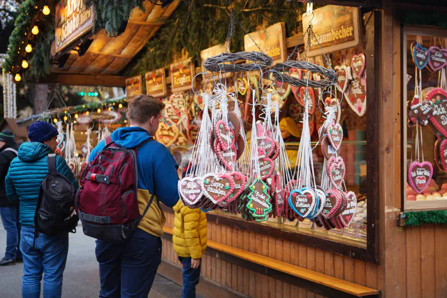 Wiener Christkindlmarkt am Rathausplatz — Shopping & Crafts
