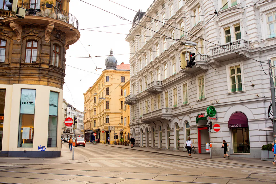 Vienna Safety Tips: A Local's Guide to Avoiding Scams and Staying Secure — Who to Call: Emergency Numbers and Health Services