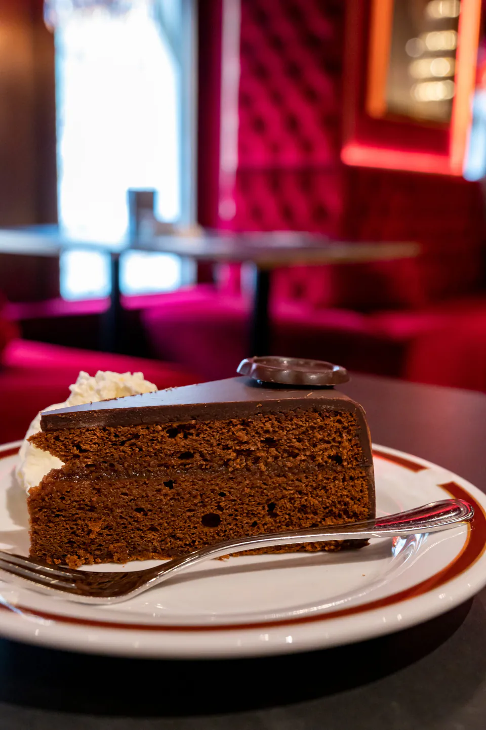 Vienna Sachertorte & Pastry Guide: The Ultimate Sweet Tooth Itinerary — Late-Night Sweets and Neighborhood Favorites