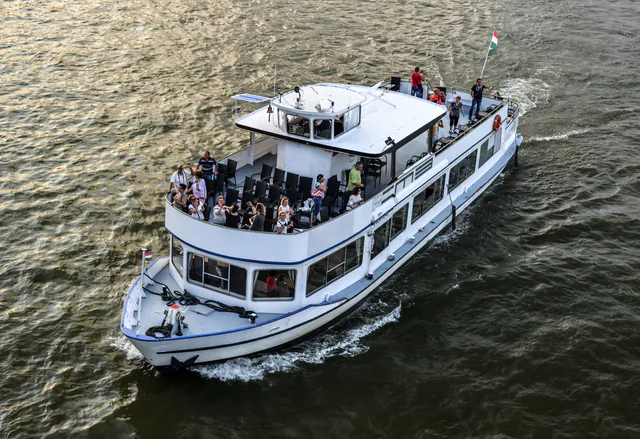 Budapest Boat Party — Drinks & Atmosphere