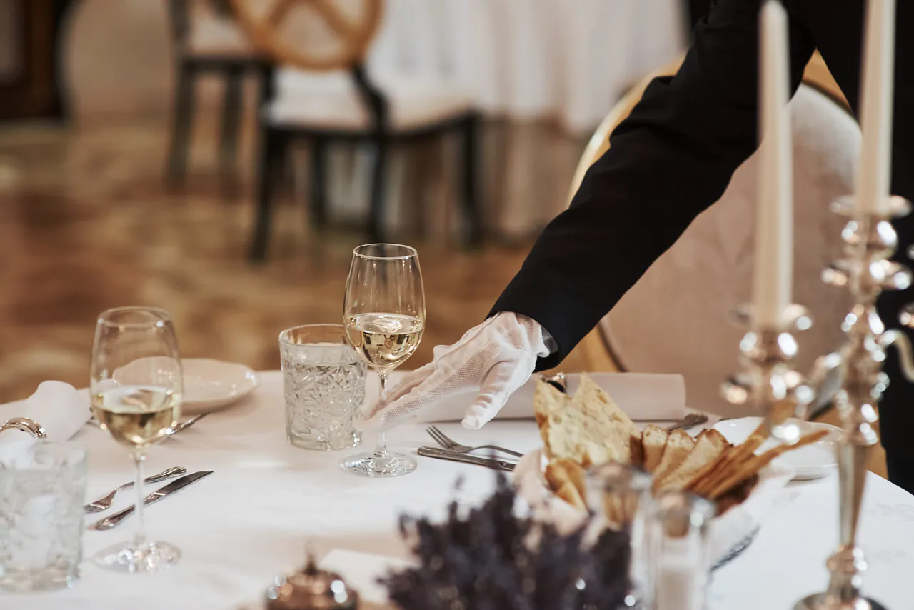 Vienna Dining Etiquette & Tipping: A Comprehensive Local Guide