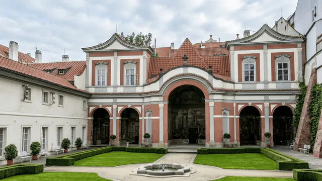 Golden Well Hotel (Dům U Zlaté studny)