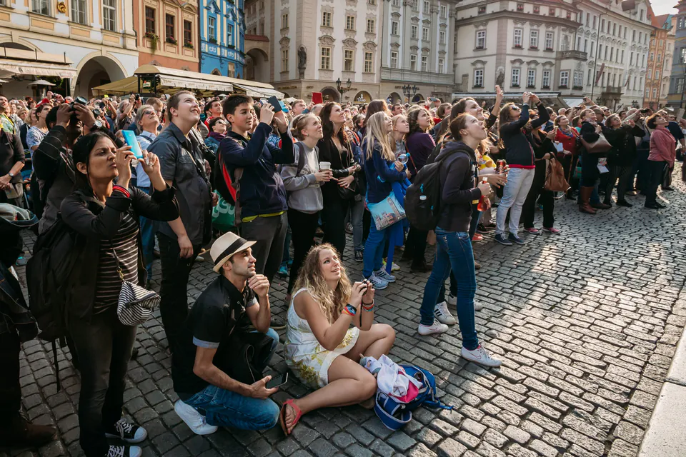 Linguistic Immersion and Heritage at the Old Town Hall — Phonological Nuances and the Challenge of the Alveolar Trill