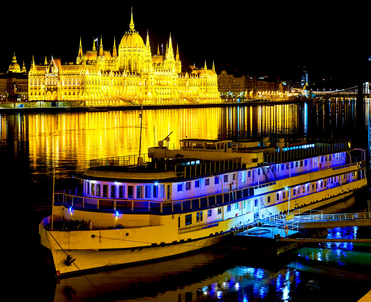 Budapest Evening Cruise with Live Music & Drinks