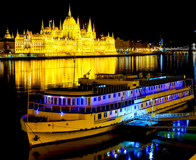Budapest Evening Cruise with Live Music & Drinks