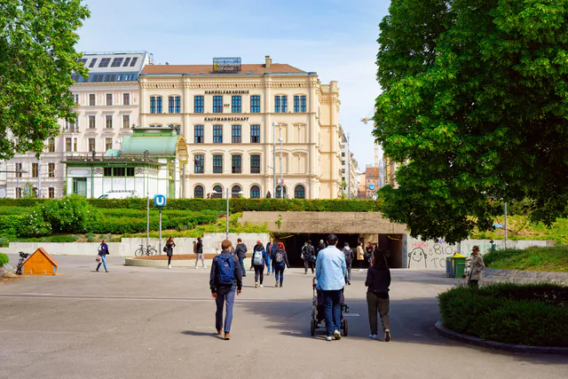 Karlsplatz — Los alrededores