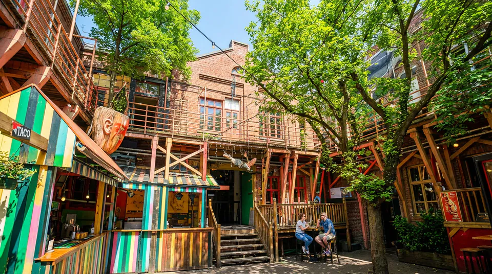 Pub Crawl Budapest — The Space & Atmosphere