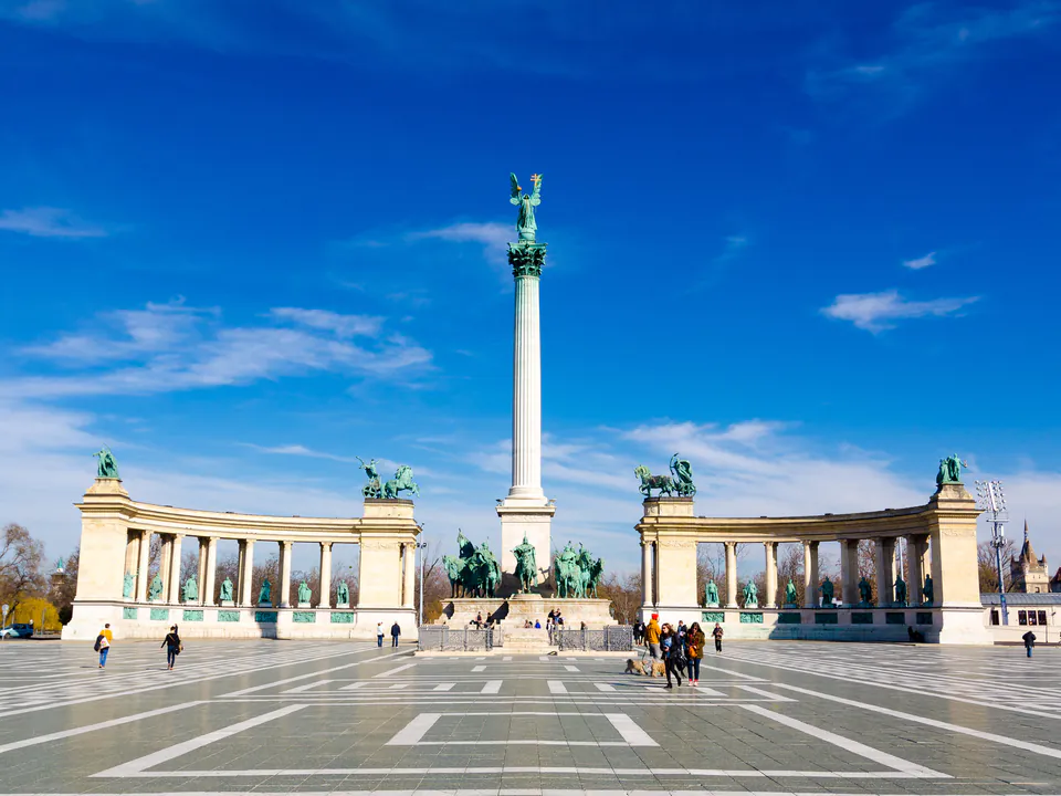 Heroes Square monument with colonnade and central column featuring statues and sculptures