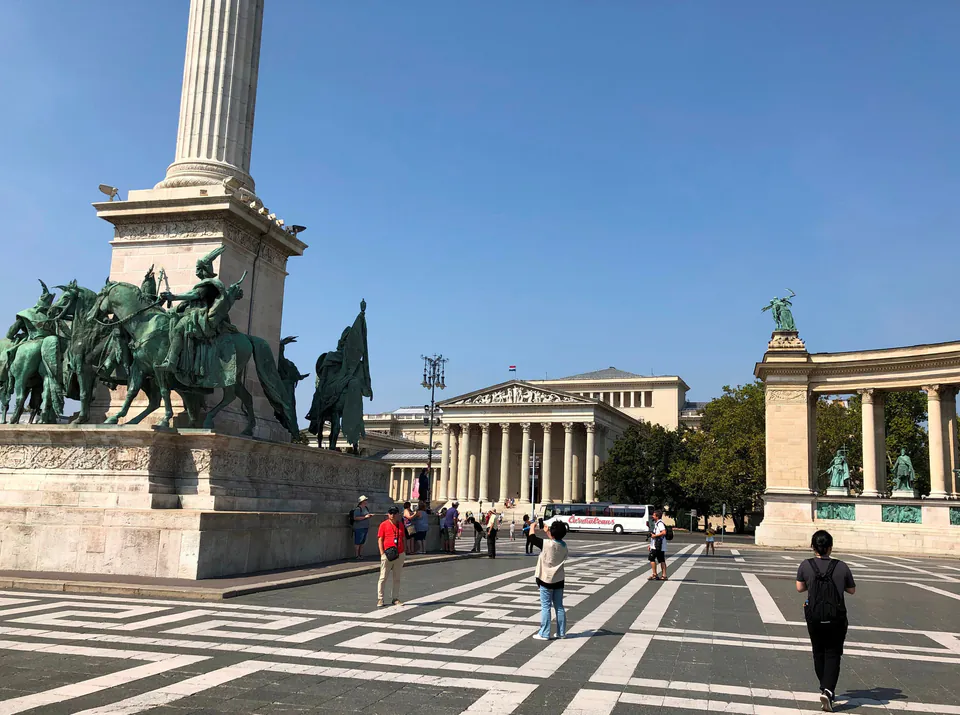 Heroes' Square — Photography Guide