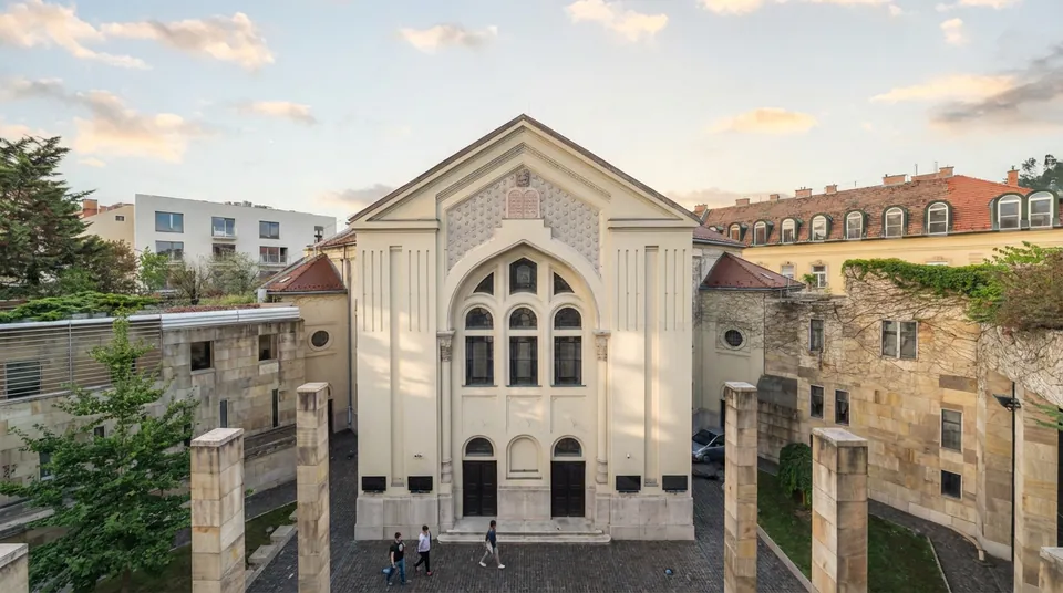 Holokauszt Emlékközpont — 建築と追悼の庭