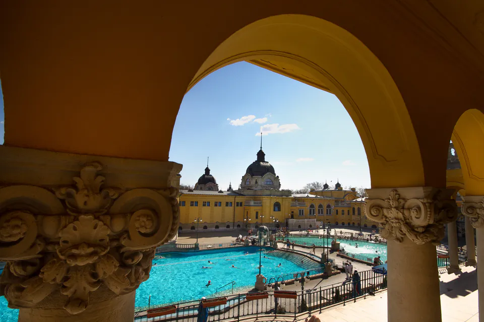 The Budapest Card: The Ultimate Local's Guide to Value & Validity — The Thermal Bath Strategy