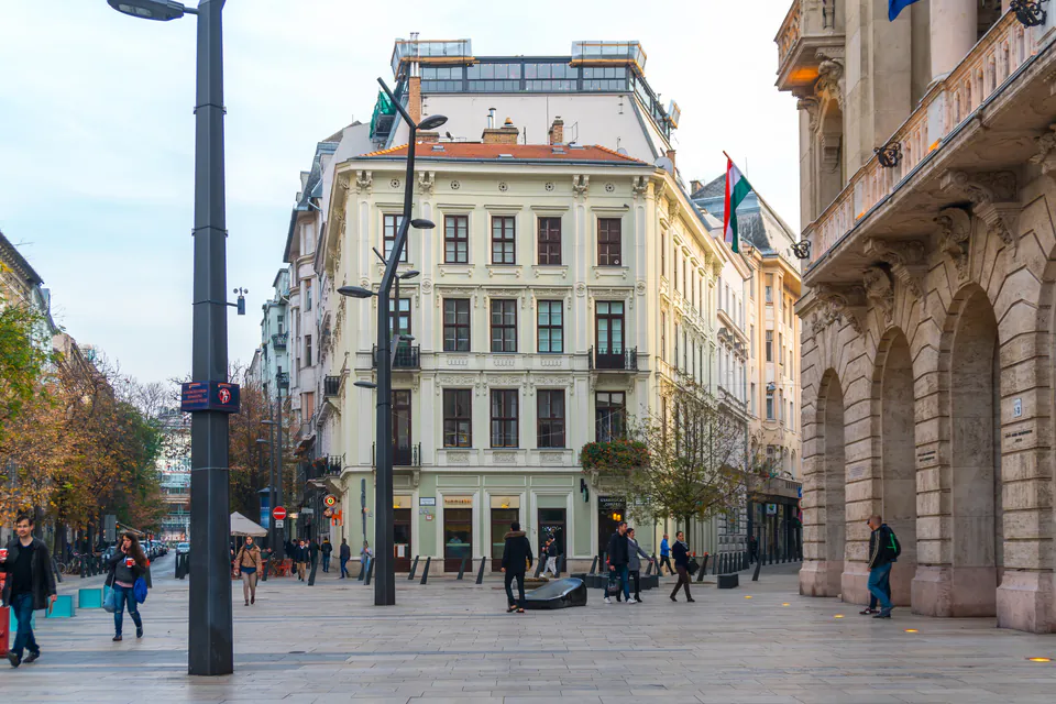 Gozsdu Udvar — Photography Guide