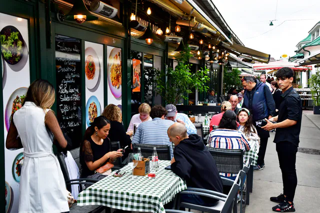 Tour Gastronômico por Viena: Cafeterias, Mercados, Almoço e Comida de Rua gallery 1