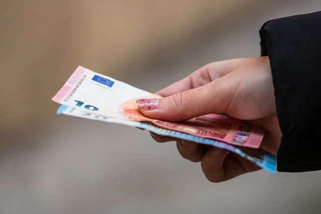 Vienna 货币与现金指南:当地人的现金、刷卡及小费建议 — 刷卡 vs 现金:玩转 Vienna 的支付文化