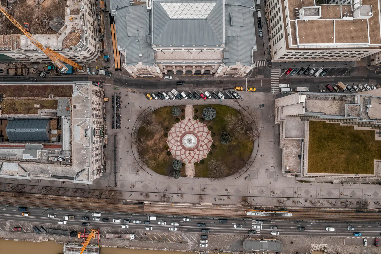 Crescents Over the Danube: The Complete Muslim Traveler’s Guide to Budapest