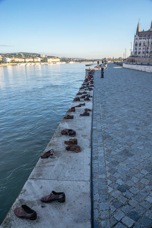 Shoes on the Danube Bank — photo 3
