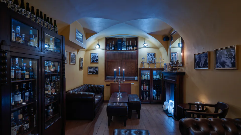 Hemingway Bar Praha — The Architecture of Atmosphere and Speakeasy Etiquette