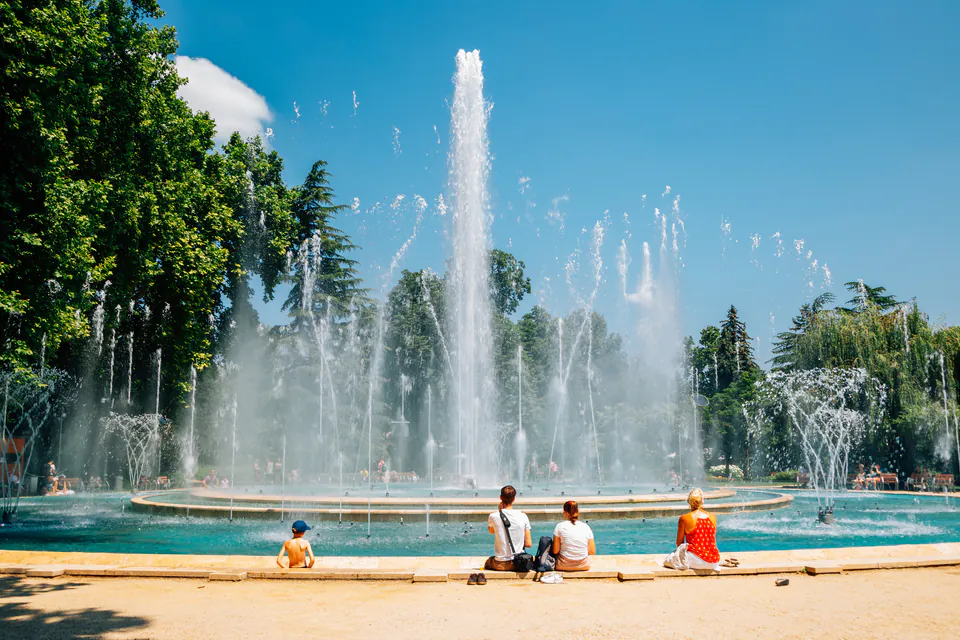 Children playing at the Musical Fountain on Margaret Island